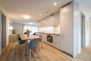 Apartamento | Escrivaninha, quartos à prova de som, ferros/tábuas de passar roupa