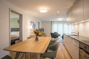 Apartamento | Cozinha privada | Geladeira grande, micro-ondas, fogão, cooktop