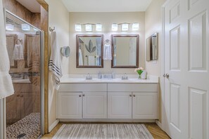 Shower, hair dryer, towels - Romantic and comfort, large pool with outside TV - Stars Vacation Rentals (Cape Coral)
