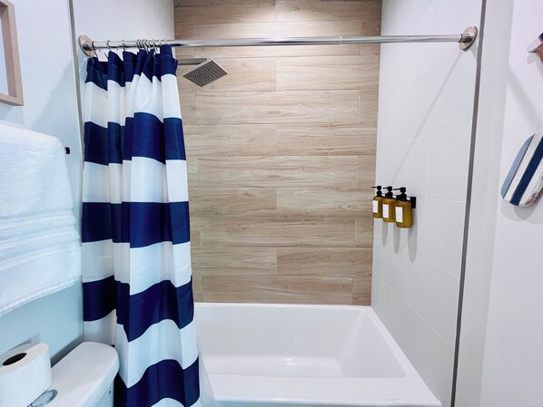 Douche, séchoir à cheveux, serviettes fournies, savon