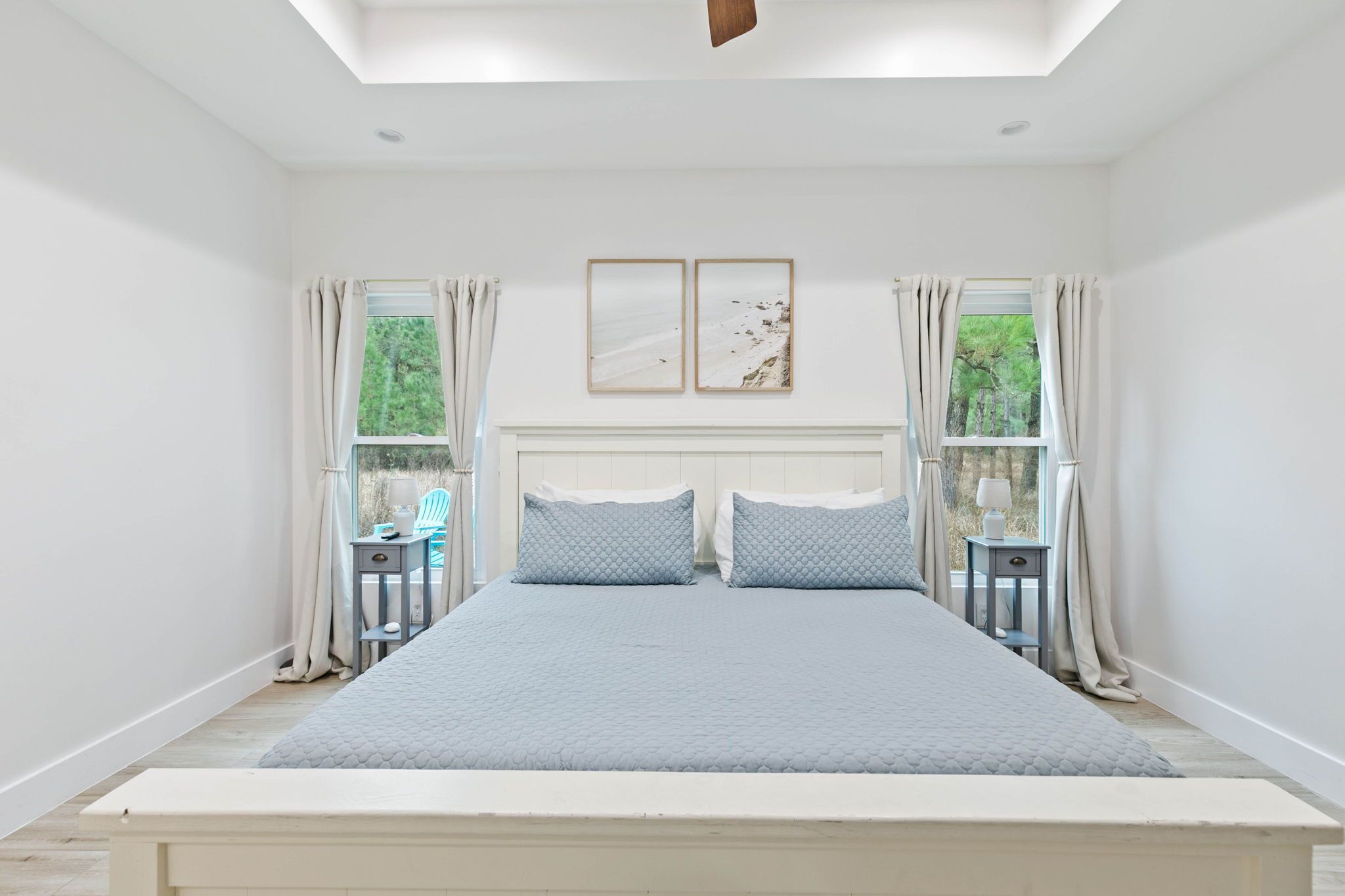 3 dormitorios, escritorio, tabla de planchar con plancha y cuna de viaje