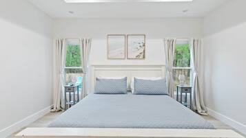 3 dormitorios, escritorio, tabla de planchar con plancha y cuna de viaje