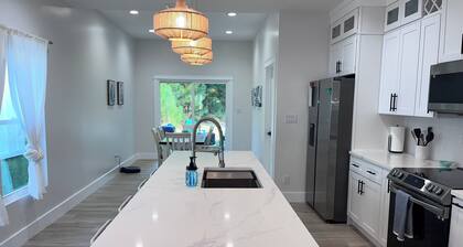 Beachy cottage near Sports Complex, OWA, beaches, shopping, restaurants.