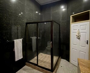 Dusche, Handtücher, Seife, Toilettenpapier