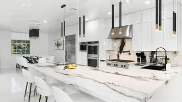 Køleskab, mikrobølgeovn, ovn, kogeplade