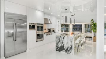 Køleskab, mikrobølgeovn, ovn, kogeplade