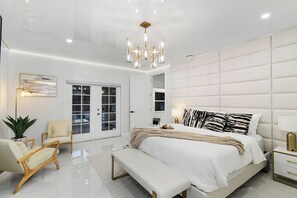 7 makuuhuonetta, tallelokero huoneessa, työpöytä, silitysrauta/-lauta