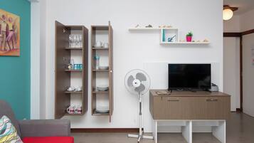 Een televisie en boeken