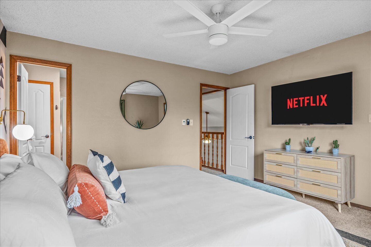 4 habitaciones, escritorio y tabla de planchar con plancha 