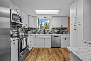 Fridge, microwave, oven, stovetop - Pool~Hot Tub~Game Room~Fire Pit~Mini Golf~Frisbee Golf~Basketball & Soccer Court (Grand Junction)