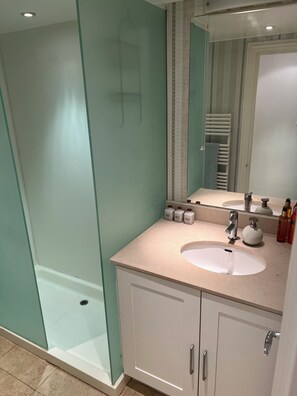 Bruser, hårtørrer, bidet, håndklæder