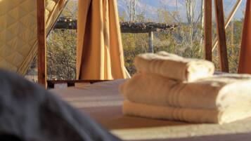 Tienda de campaña, vista al valle | Muebles diferentes y wifi gratis