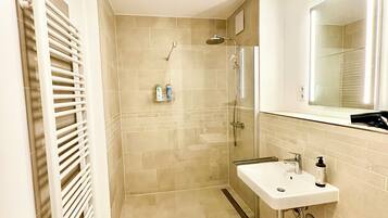 Dusche, Haartrockner, Handtücher, Seife