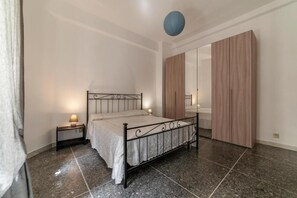 2 bedrooms, desk, iron/ironing board, WiFi