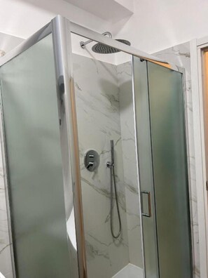 Ducha, secador de pelo, bidet, toallas