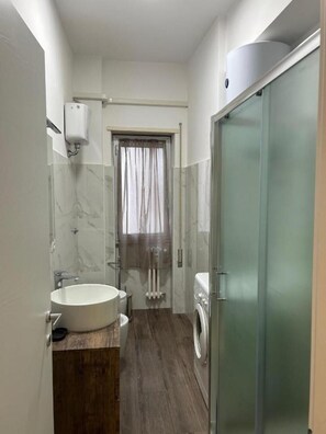 Regadera, secadora de cabello, bidet, toallas 