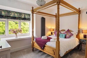 8 bedrooms, iron/ironing board, WiFi, bed sheets
