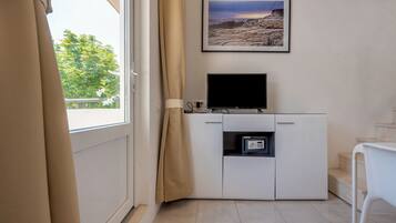 Căn hộ Premium, quang cảnh sân vườn | Khu phòng khách | TV màn hình phẳng