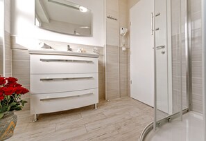 Kamar Superior, pemandangan kota | Kamar mandi | Pengering rambut, handuk,  dan tisu toilet