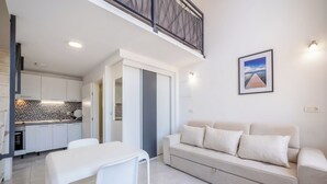 Un salon moderne avec un canap é et une table à manger.