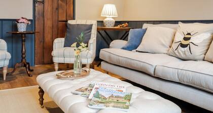 The Old Swan - Cotswolds Self Catering Cottage in charming village, Sherston