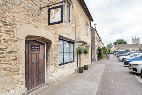 The Old Swan - Cotswolds Self Catering Cottage in charming village, Sherston