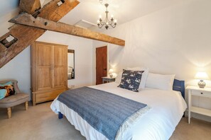 4 bedrooms, desk, iron/ironing board, WiFi