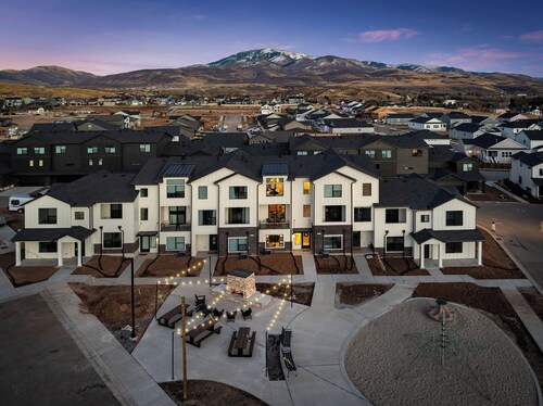 Cozy 3-bedroom townhome in Mountain Green with WiFi, AC. 12 min to Snowbasin