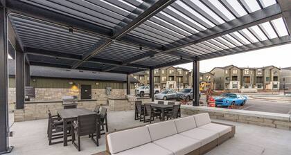 Cozy 3-bedroom townhome in Mountain Green with WiFi, AC. 12 min to Snowbasin