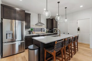 Kylskåp, mikrovågsugn, ugn och spishäll