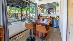 Cottage Deluxe, quang cảnh vườn | Khu vực ăn uống tại phòng
