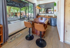 Deluxe cottage, uitzicht op tuin | Dineren op de kamer