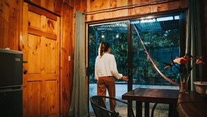 Cottage tiện nghi đơn giản, quang cảnh vườn | Khu vực ăn uống tại phòng