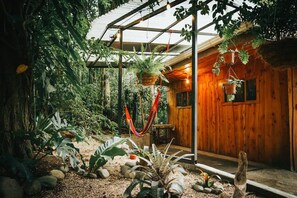 Comfort cottage, uitzicht op tuin | Terras