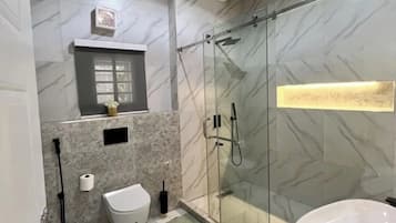 Economy-Apartment, Balkon, Stadtblick | Badezimmer | Kostenlose Toilettenartikel, Haartrockner, Handtücher, Seife