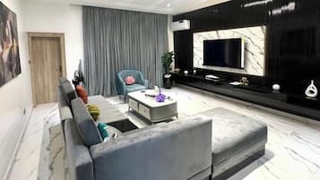 Economy-Apartment, Balkon, Stadtblick | Wohnbereich | Flachbildfernseher