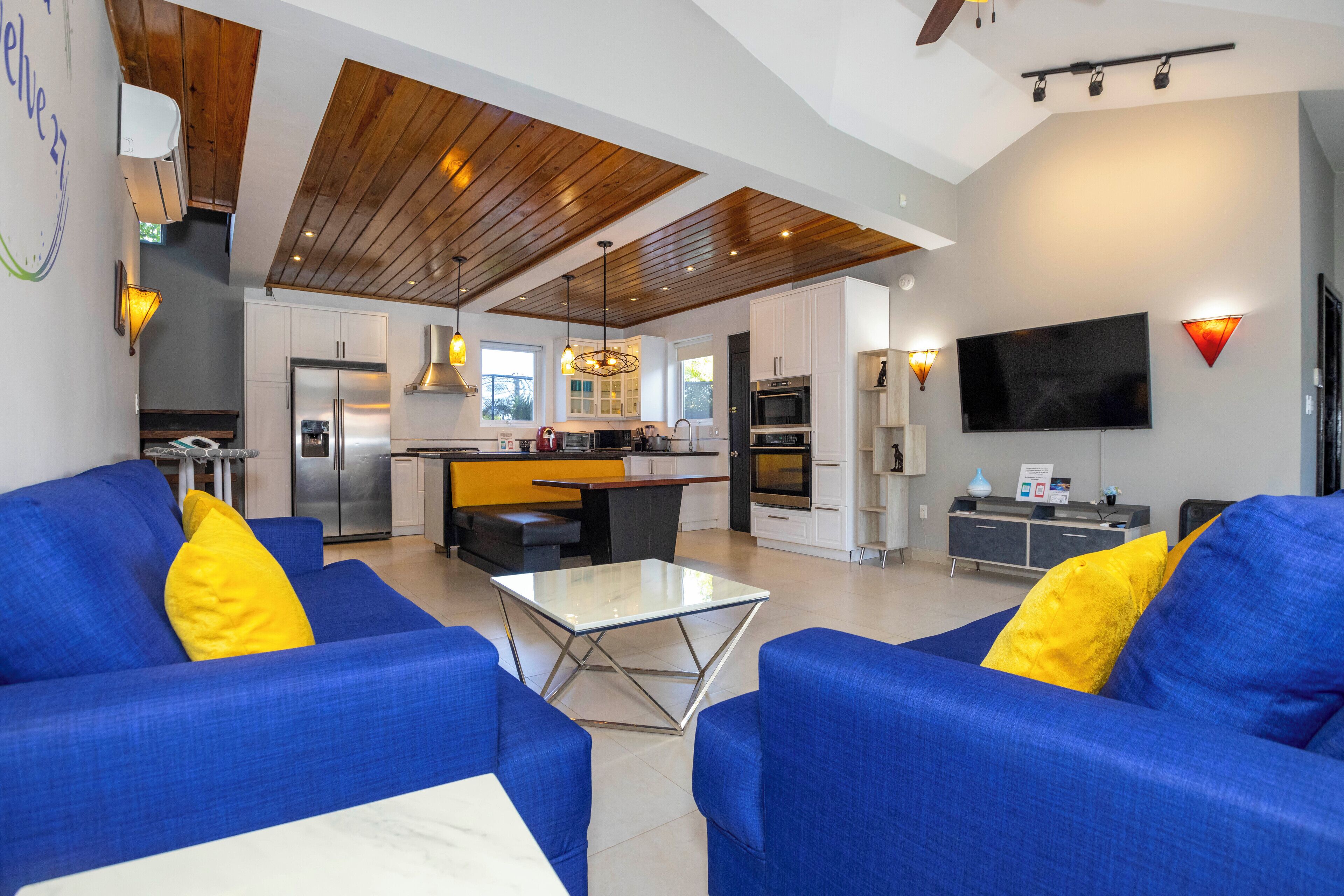 50-英寸智能电 视（配备数码频道）、Netflix、Hulu