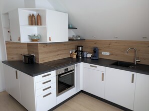 Køleskab, mikrobølgeovn, ovn, kogeplade