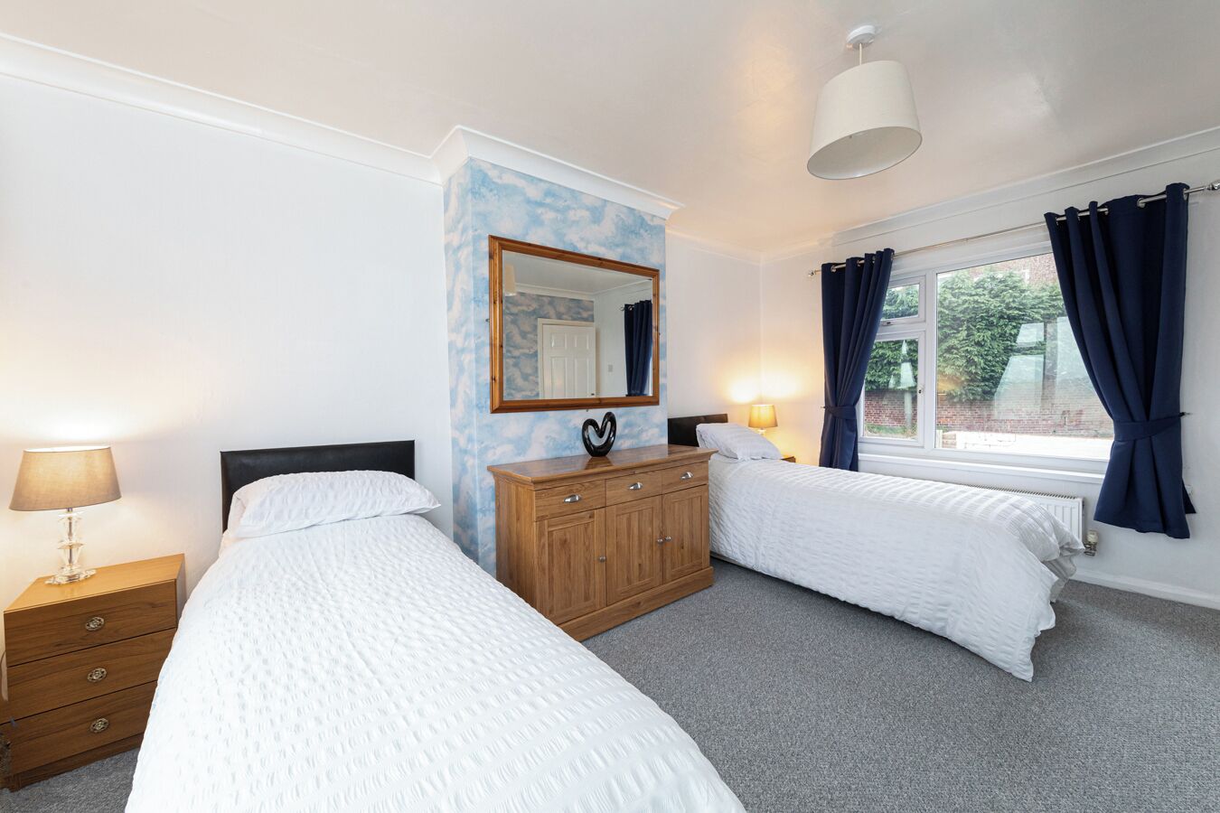 2 quartos, escrivaninha, ferros/tábuas de passar roupa, berço de viagem