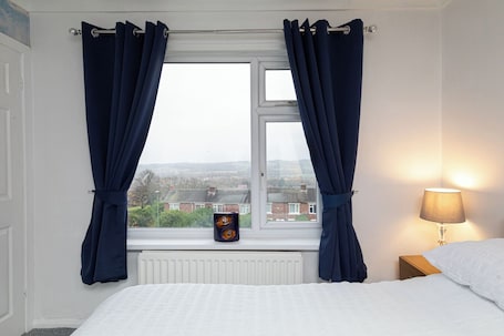 2 bedrooms, desk, iron/ironing board, travel crib. Cosy House with Magnificent View/Free Parking/5 minutes to Beamish Museum