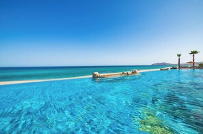 Sulla spiaggia, lettini da mare, teli da spiaggia