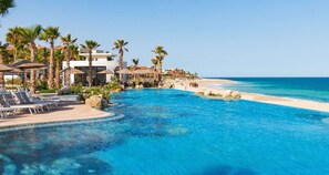 Piscina a l'aire lliure i piscina climatitzada
