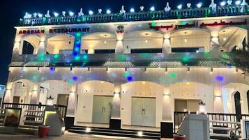 Voorkant accommodatie - avond/nacht