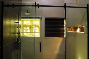 Economy-huoneisto, parveke, kaupunkinäköala | Kylpyhuone | Ilmaiset hygieniatuotteet, hiustenkuivaaja, pyyhkeet, saippua