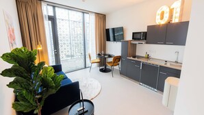 A modern apartment with a living room, kitchen, and dining area. - Alphabet Apartments Brede Hilledijk (Rotterdam)