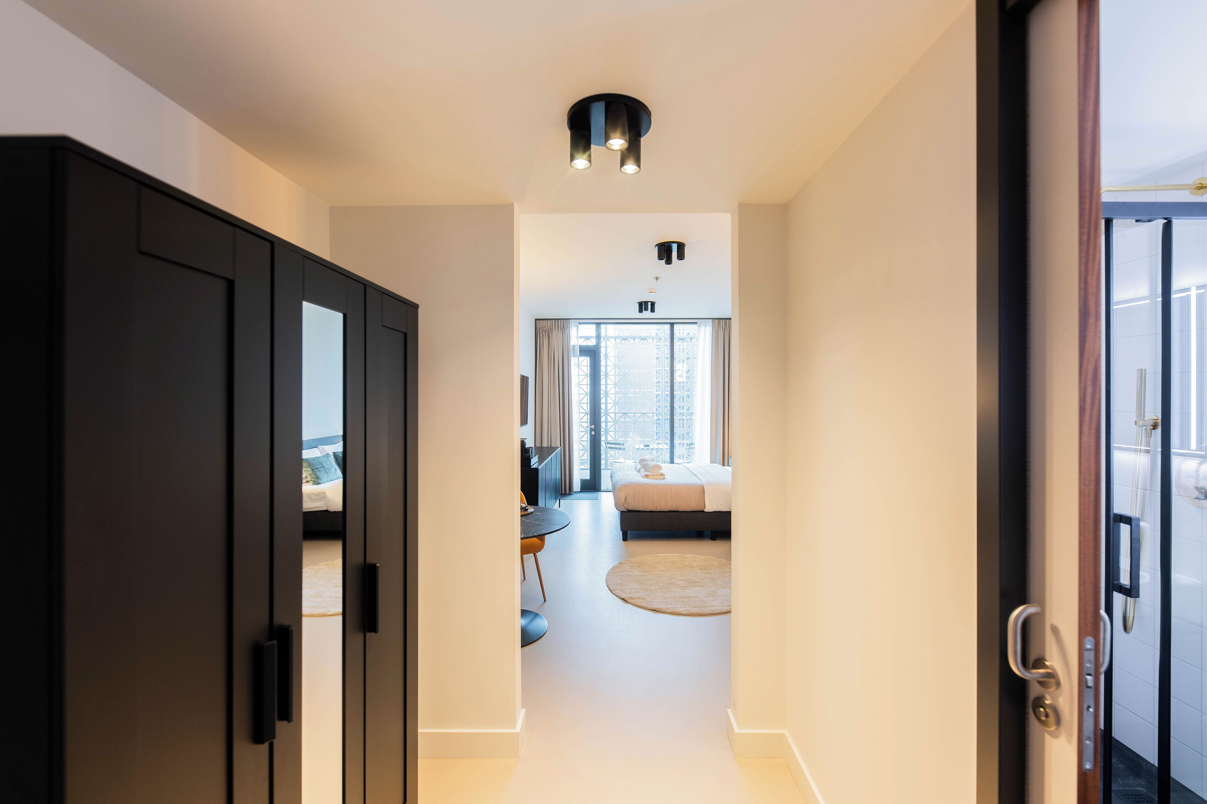 Studio, uitzicht op stad | Woonruimte | Een 25-inch flatscreentelevisie met kabelzenders