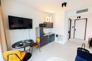 Apartment, City View | Living room | 25-inch flat-screen TV with cable channels - Alphabet Apartments Brede Hilledijk  (Rotterdam)