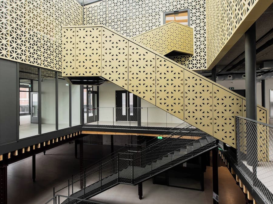 En 25-tommers Flatskjerm-TV med kabel-kanaler