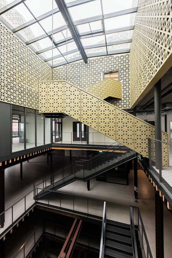 25-inch flat-screen TV with cable channels - Alphabet Apartments Brede Hilledijk  (Rotterdam)