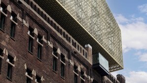 A building with a large, modern canopy structure extending over the entrance. - Alphabet Apartments Brede Hilledijk (Rotterdam)